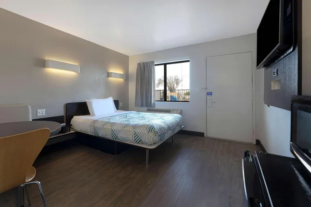 1 Full Bed ADA/Tub/Micfridge، Motel6 San Antonio, TX - West SeaWorld 6/10