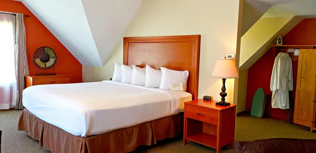 Carriage House, King Bed, Hot Tub، Berlin Heritage Inn 1/10