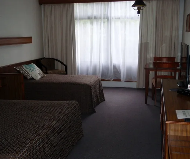 غرفة قياسية بسرير كوين وسرير فردي في الطابق الأرضي، West Coaster Motel 3/6
