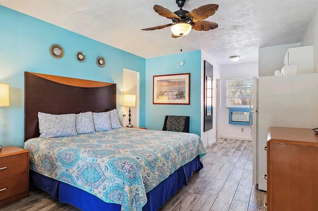 Room, Single, King Bed, Kitchenette, Malibu Resort Motel 1/5