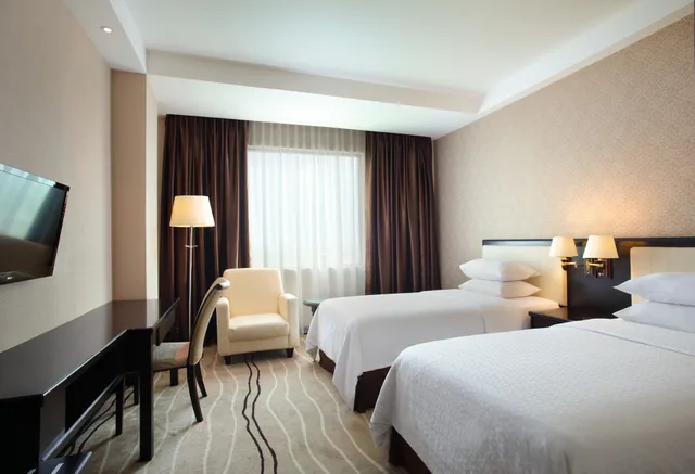 غرفة بسرير كينج للمدخنين، FOUR POINTS BY SHERATON MEDAN 4/10