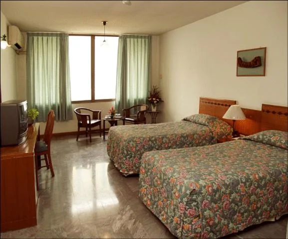 غرفة قياسية بسرير مزدوج أو سريرين منفصلين، Royal Lanna Hotel 1/2