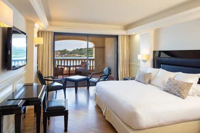 غرفة سوبيريور ثلاثية بسرير كينج وسرير فردي بإطلالة على البحر بشرفة، Hotel Don Cesar 1/1