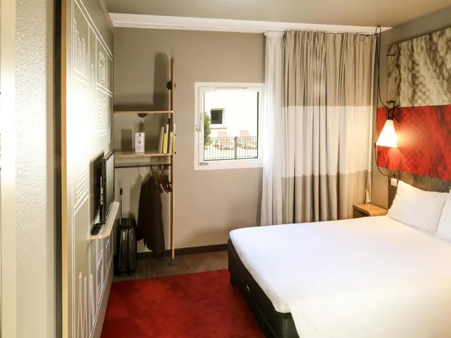 Room, Multiple Beds، Ibis Orange Sud 1/2
