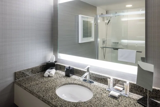 غرفة كلوب بسريرين مزدوجين، Richmond Marriott 2/3