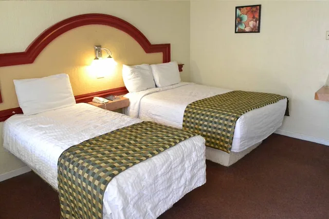 غرفة قياسية بسرير مزدوج وسرير فردي، Hotel Flamingo Juarez 3/9