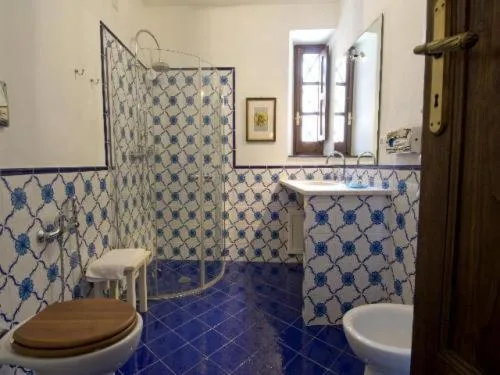 جناح، Hotel Lucrezia 5/5