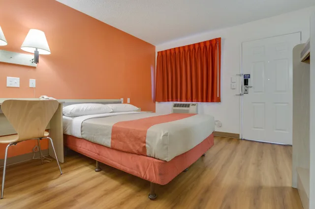 غرفة قياسية بسرير كوين، Motel6 Tempe, AZ - Broadway - ASU 3/10