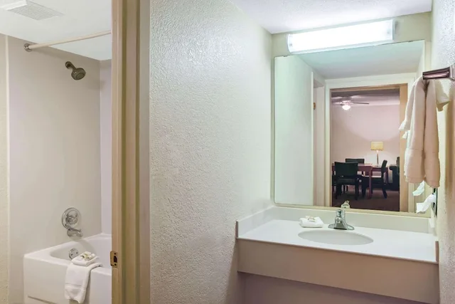 غرفة بسرير كينج، La Quinta Inn by Wyndham Killeen - Fort Hood 4/4