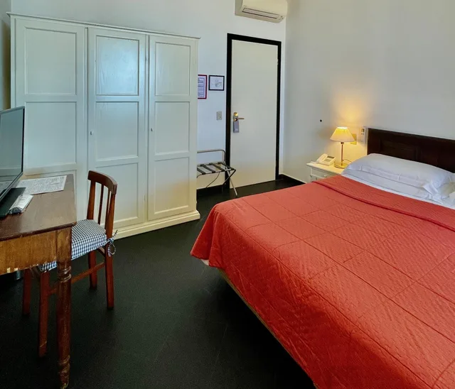 غرفة بسرير مزدوج أو سريرين منفصلين بإطلالة على البحر، Hotel Beau Rivage 1/9