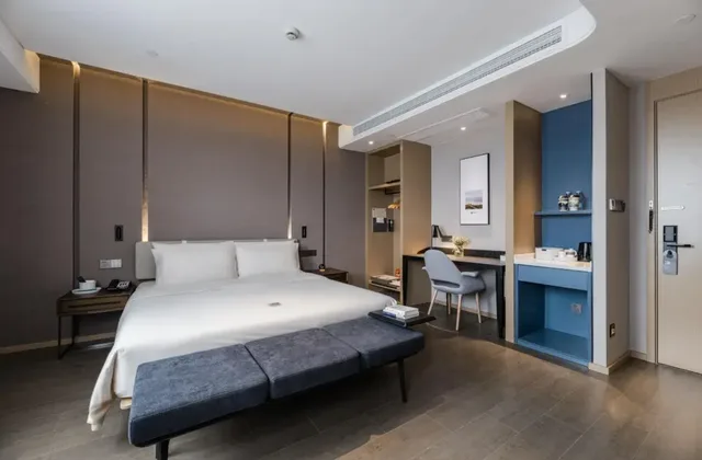 Elegant, Double Bed، Atour Hotel (Xiangshan People's Square) 1/1