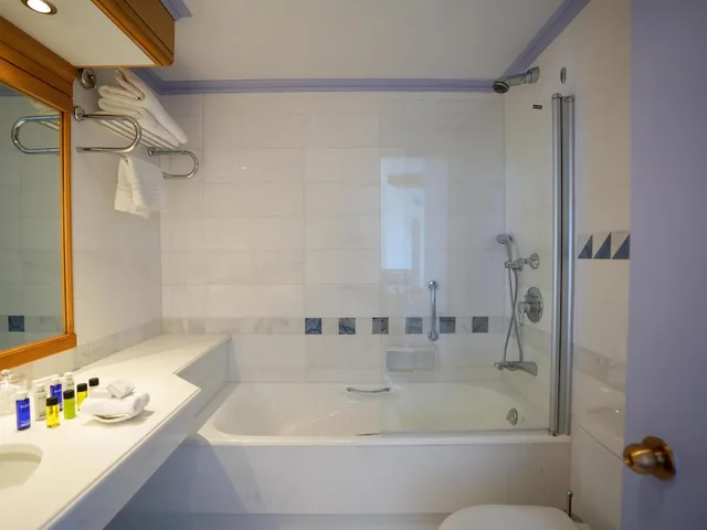 جناح بسرير مزدوج وسريرين منفصلين بإطلالة على البحر بغرفة نوم واحدة، Thalassa Boutique Hotel and Spa - Adults Only 4/4