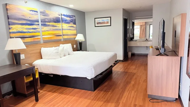 2 Bedrooms, Family Suite, 1 King and 2 Queen Beds, Kitchen, Days Inn & Suites by Wyndham Winnie 2/8
