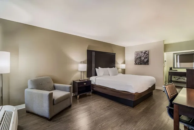 غرفة قياسية بسرير كينج، Clarion Inn & Suites Florence - Darlington 2/5