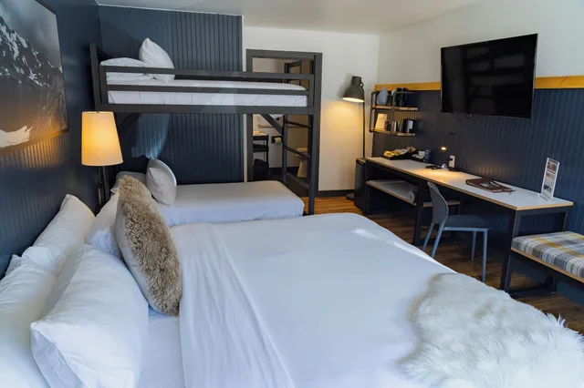 غرفة ديلوكس بسرير كينج وسريرين منفصلين وسرير بطابقين، Gravity Haus Winter Park 2/4