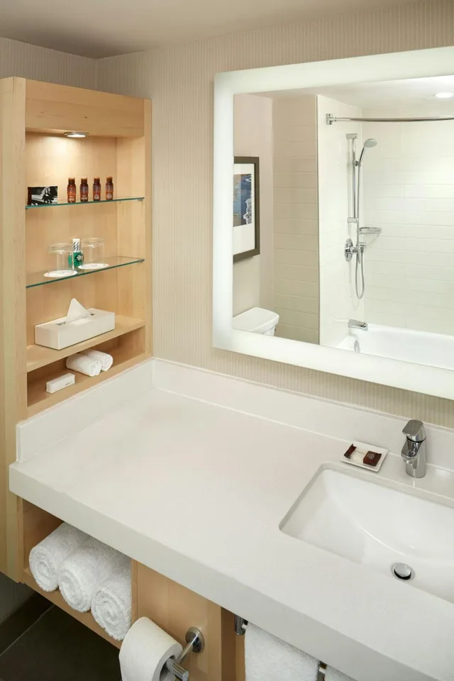 Room, 2 Queen Beds, Water View، Delta Hotels By Marriott Prince Edward 3/3