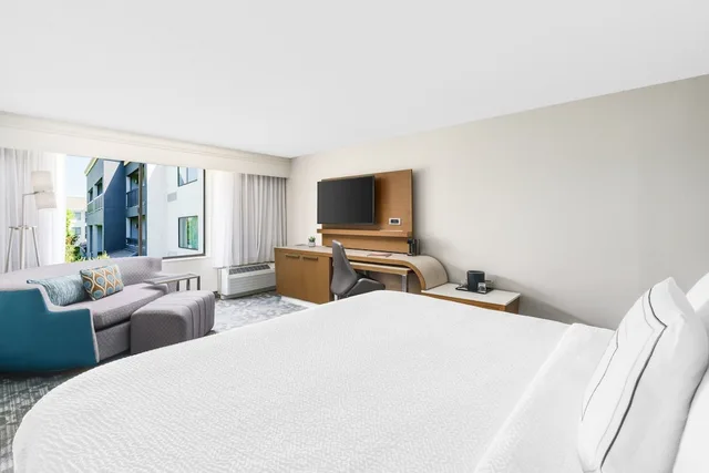 غرفة بسرير كينج بشرفة مع أريكة، Courtyard Dallas Lewisville 1/4