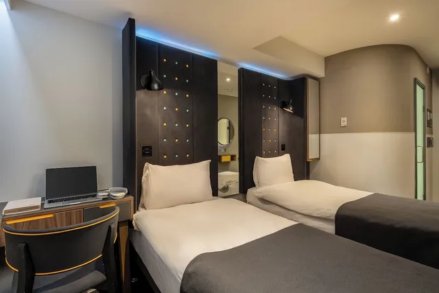 Cozy, Twin Beds, No Window، Point A Hotel Paddington 6/10