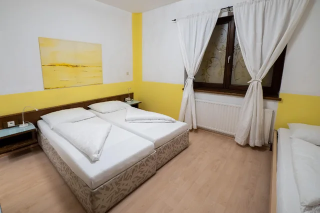 غرفة بسرير كوين وسرير فردي بإطلالة، Hotel Heimgartl 1/2