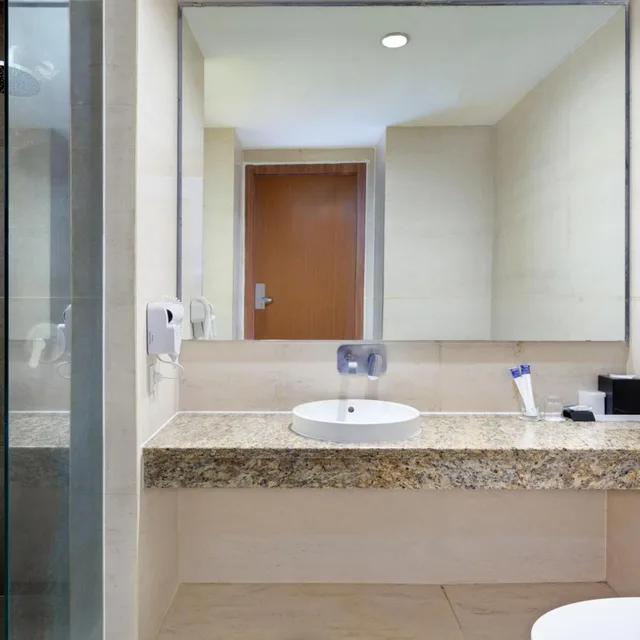 غرفة ديلوكس بسرير كينج، Aston Jember Hotel and Conference Center 5/6