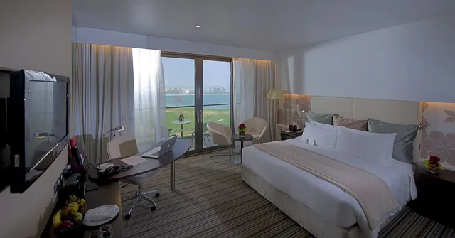 جناح بسرير كينج بإطلالة على المدينة بغرفة نوم واحدة للمدخنين، Crowne Plaza Abu Dhabi Yas Island 3/5