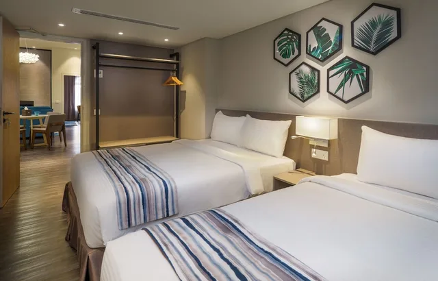 غرفة كلاسيكية بسرير كوين وسرير فردي بغرفتي نوم، Bahari Parade Hotel Managed By The Ascott Limited 1/3