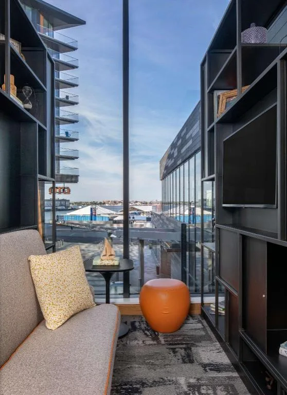 غرفة بسريرين كوين بإطلالة على المرفأ مع أريكة، Hyatt Place Boston Seaport District 2/2