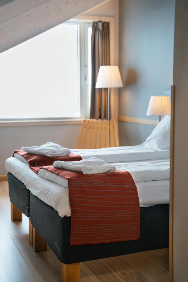 غرفة بسرير مزدوج بإطلالة على البحيرة، Wood Hotel Frichs Hotel and Spiseri 3/6