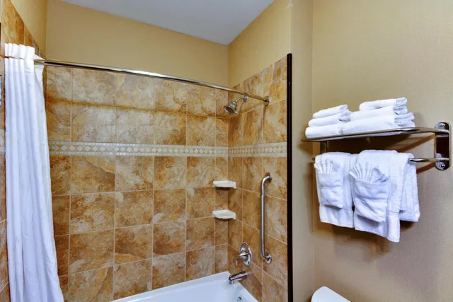 غرفة بسرير كينج بجاكوزي، Comfort Inn and Suites Fort Worth Fossil Creek 5/7