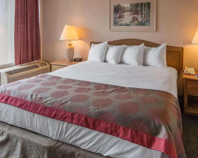 Room, King Bed, Economy Inn & Suites Shreveport 2/6