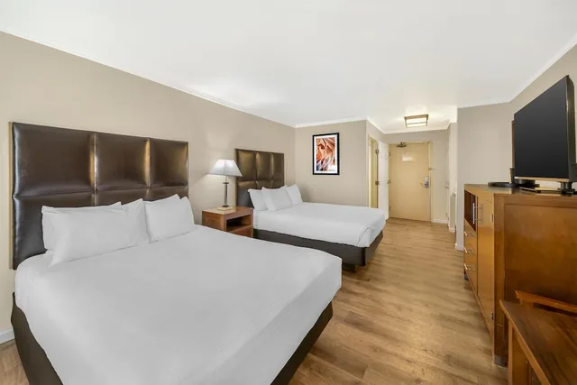 غرفة قياسية بسريرين كوين بشرفة، Best Western Plus Northwoods Inn 3/3