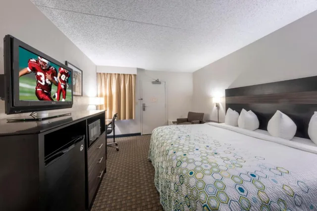 غرفة بسرير كينج، HomeTown Inn by Red Roof East Syracuse 1/1
