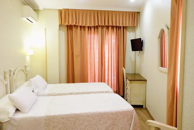 Standard, Double Bed, Hostal Toledo 7/10