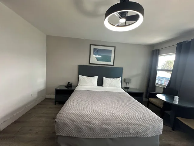 غرفة بسرير كينج لغير المدخنين، Leeward Motel By Capital O North Miami Beachside 6/10