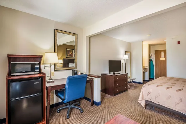 Business, King Bed, Sofa, Quality Inn & Suites Eldridge Davenport North 7/10
