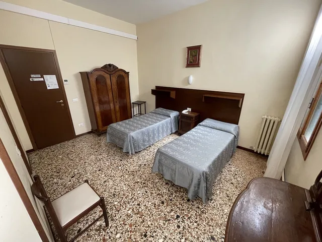 غرفة قياسية بسريرين منفصلين بإطلالة على القناة، Casa Caburlotto 3/8