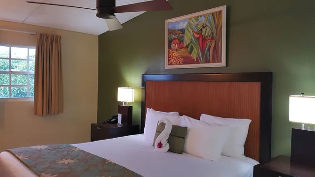 جناح ديلوكس بسريرين كوين بإطلالة على البحر بغرفة نوم واحدة مع أريكة بمطبخ صغير، BLUE HORIZONS GARDEN RESORT 1/2