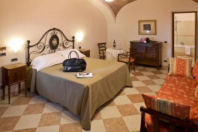 غرفة كبيرة بسرير مزدوج مع أريكة في الملحق، Albergo dell Agenzia 1/1