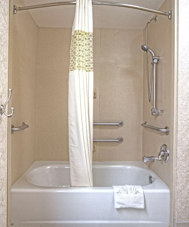 غرفة بسرير كينج مع أريكة، Hampton Inn Fremont 10/10