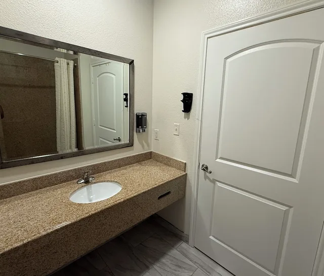 غرفة أساسية مفردة بسرير كينج مع أريكة، Regency Inn & Suites Baytown 5/8