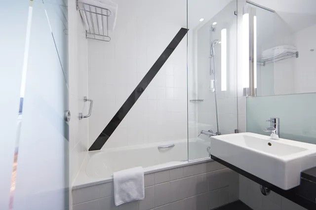 غرفة بريميوم ركنية بسرير كينج، Holiday Inn Zurich Messe 4/5