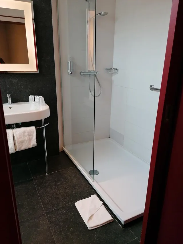 غرفة عائلية، Hotel Dream 3/3