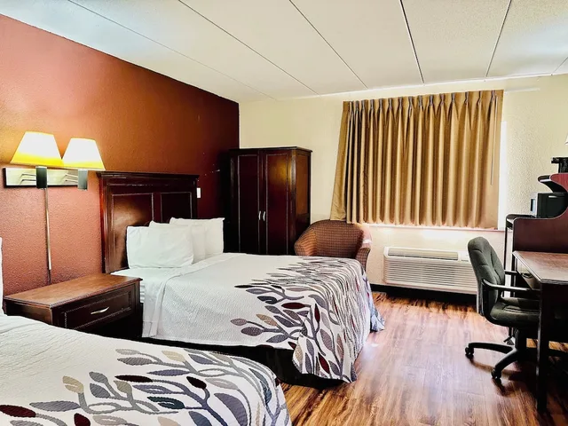 غرفة ديلوكس بسرير كوين، Red Roof Inn Hartford - Vernon 1/3