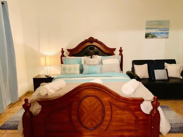 Room, Queen Bed, Sofa, Blue House [Vr] 5/10