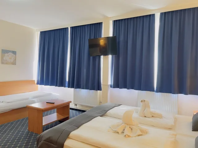 غرفة قياسية رباعية بسرير مزدوج وسريرين منفصلين، Elbbrucken Hotel 3/9