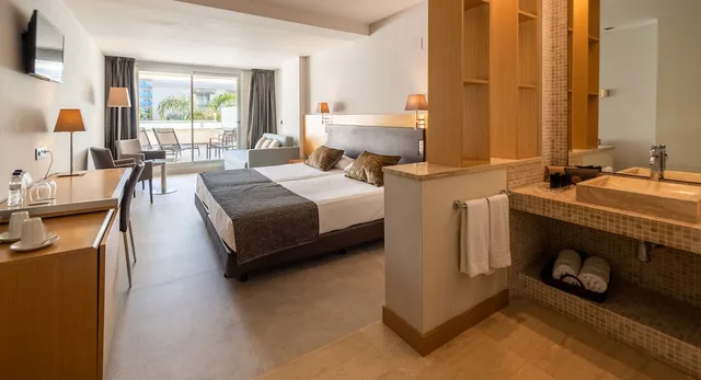 غرفة عائلية بثلاثة أسرّة بإطلالة على البحر، Gran Palas Hotel 4/7