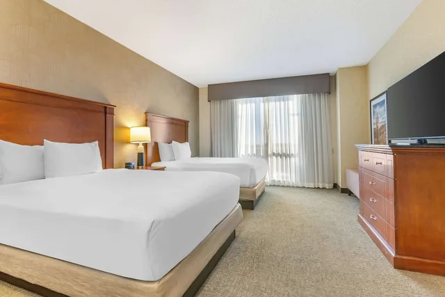 جناح بسريرين كوين بغرفتين مع أريكة بحوض استحمام لذوي الإعاقة، Drury Inn & Suites Phoenix Tempe 1/4