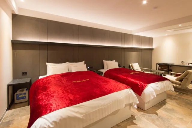 Deluxe, Twin Beds, The Empress Hotel 3/7