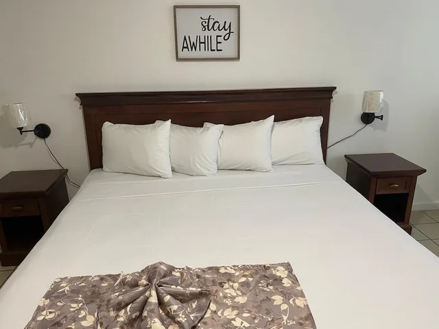 غرفة ديلوكس بسرير كينج بإطلالة على المسبح، Pineapple Court Hotel 1/1