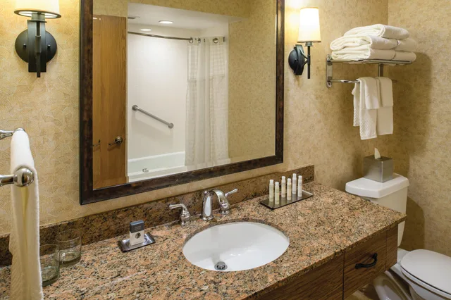 غرفة بسريرين كوين بشرفة، Doubletree By Hilton Hotel Seattle Airport 2/2